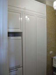 Белый глянцевый шкаф для ниши ванной комнаты